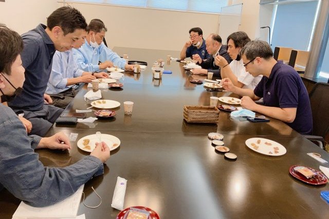 ＭＯＲＩＹＯＳＨＩＤＡ オーナーパティシエ 吉田 守秀さんと機構メンバーの小布施町㈱桜井甘精堂様工場見学、長野市観光